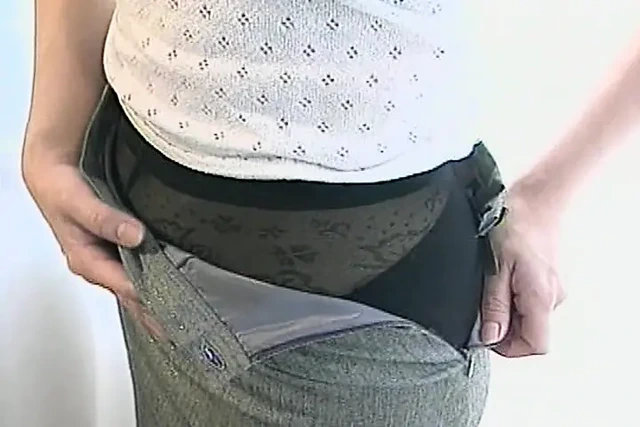 Ateşli ve büyük memeli Asyalı piliç vücudunu gösteriyor