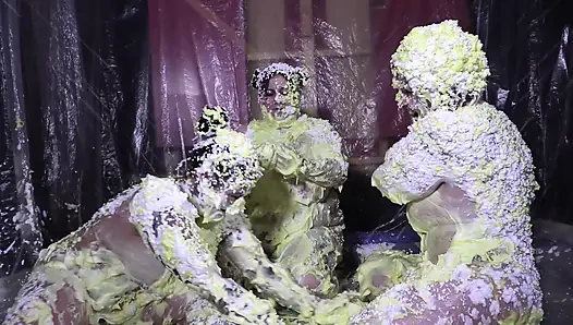 Cheyenne Hannah ve Skyler ile köpük eğlencesi