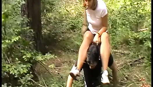 Melady ormanda atına biniyor