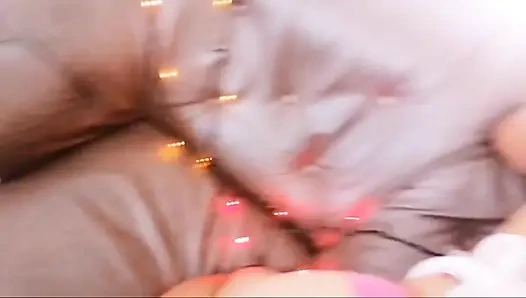 Hintli gerçek üvey anne kocası işteyken kızarmak istiyor