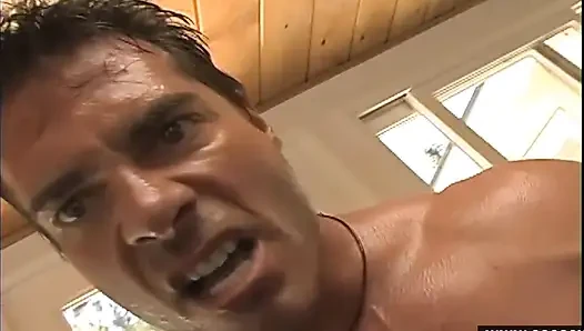 Kaslı adam yağlanmış sarışın orta yaşlı seksi kadını yatak odasında sert sikiyor
