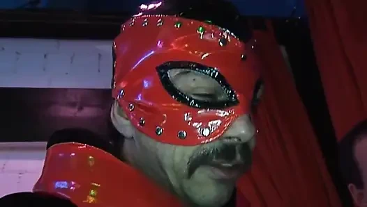 Maskeli orta yaşlı seksi kadın vahşi grup sekste zonklayan yarağı gırtlağına kadar alıyor