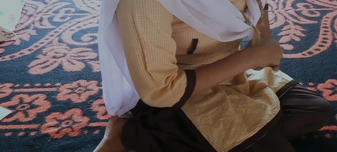 Öğretmen üniversiteli kızı tek başına odaya götürdü ve götüne sokmuş.