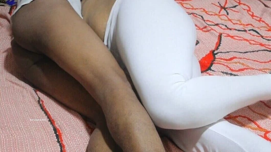 Ateşli evli kadın yatak odasında emiyor ve yalıyor