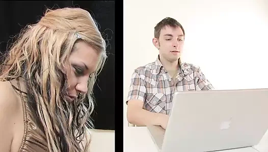 Az önce 18'ime döndüm latin kökenli bir sürtük amcığını alıyor