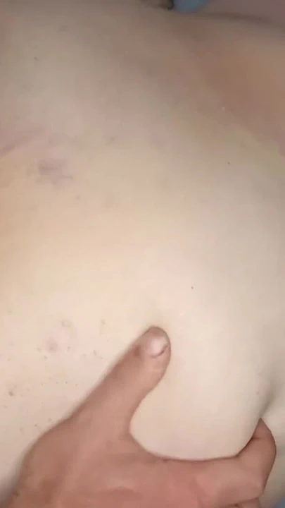 Üvey anne sabahları domalarak ayağa kalktı ve üvey oğlunun onu sert sikişinden kurtulmak için onu sikmesine izin verdi. | Klip 1