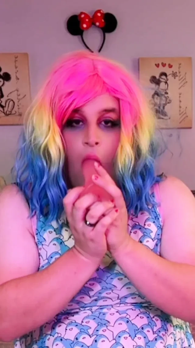 Королева сисси-кроссдрессер делает минет