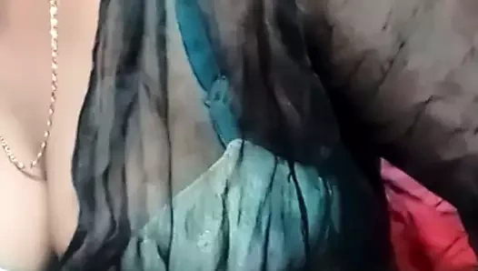 Teyze göğüslerini teşhir ediyormuş. Çok lezzetliler. Tadına bakmak ister misin?