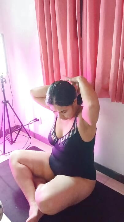 Yoga eğitmeniniz yaşlı bir bayan, sana ders veriyor ama sen onu sikmek istiyorsun