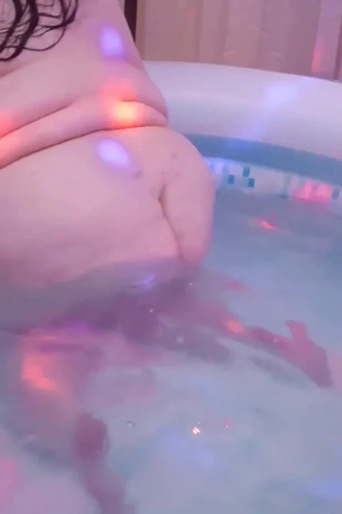 İri güzel kadın ssbbw fupa bod ile götünü sallıyor