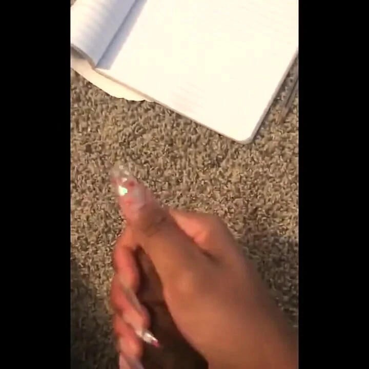 Dölümü tutamıyorum evet. Özel bir video için sertleşiyordum ve yanlışlıkla boşalıyorum.