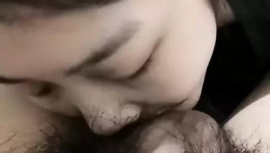 Sevimli Asya kız çalışıyor dışarı oral seks için bir büyük şişman horoz