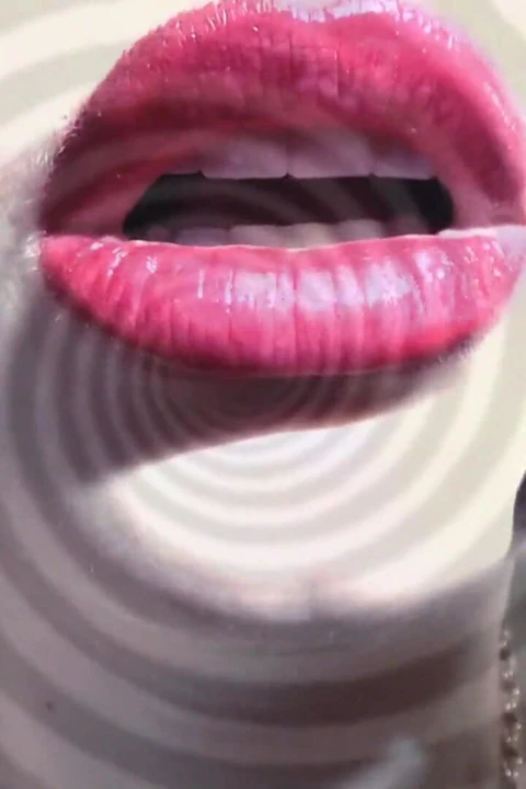 Pembe parlak sihirli dudaklarım