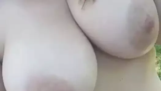 Amerikan büyük göğüslü kız sallanan açık üstsüz 2020