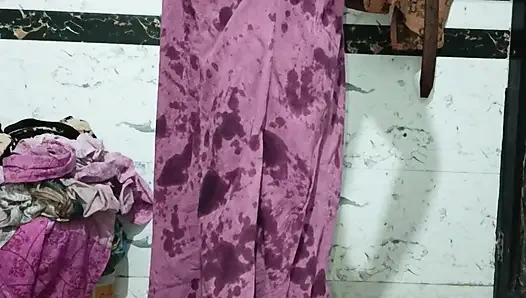 Прия Бхабхи показывает тело в сексуальном стиле