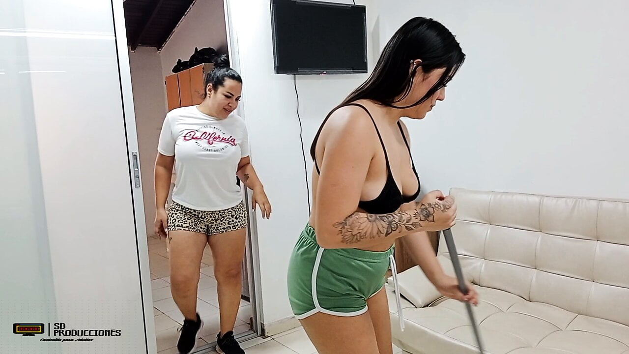 Azgın üvey anne evi temizlerken üvey kızını baştan çıkarıyor
