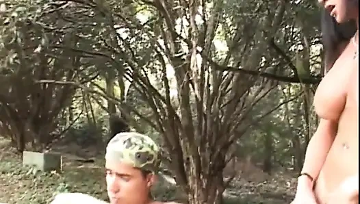 Bir fahişe ve sürtük büyük yarakla üçlü seks.gerçekten harika seks!