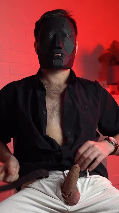 Maskeli yakışıklı adam Noel Dero sapık porno izliyor ve mastürbasyon yapıyor. Genç bir adamın yüksek sesle inliyor ve orgazmı. | Klip 2