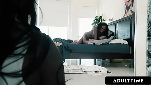 ADULT TIME - kalbi kırık Ana Foxxx eski sevgilisini yeni bebek August Skye ile yakalıyor ve onları sikişirken izlemek zorunda