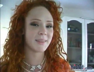 Audrey fotoğraflar için poz veriyor