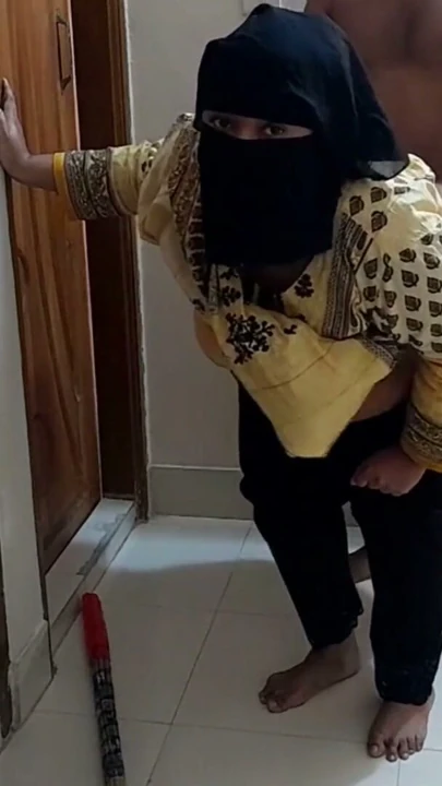 Ek chor ghar mein aya aur saf evli kadın ko kutte ke tarah choda jabardast (eve geldi ve ev hanımı domaltarak sikiliyor) | Klip 3