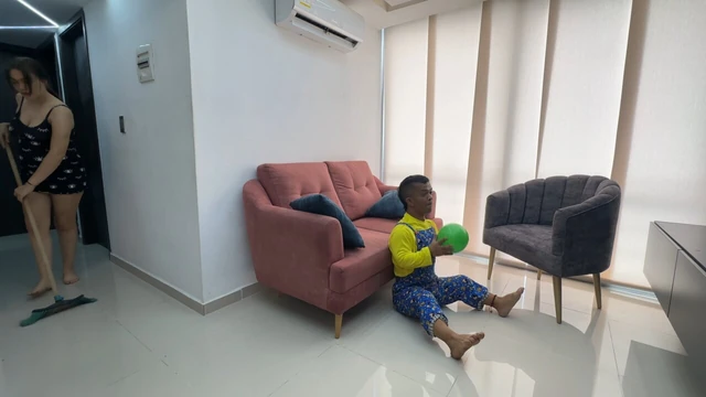 Мой шаловливый маленький сводный брат не разрешит мне убирать дом, и в качестве предлога он в конечном итоге жестко трахает меня своим обманным большим пенисом.