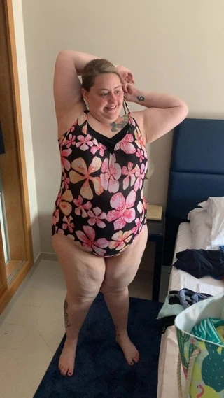 İri güzel kadın büyük memeler