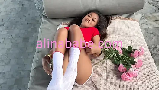 Ateşli külotlu minyon ateşli Asyalı okuldan önce dans ediyor