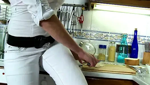 Güzel memeli seksi sarışın mutfakta sikiliyor