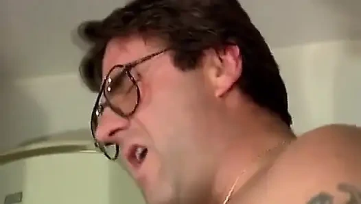 Çoraplı Alman bayan yakalandıktan sonra sikiliyor