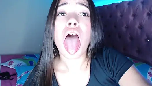 Üvey kızın amını sikiyor ve anal seks yapıyor, videoyu buluyorsunuz