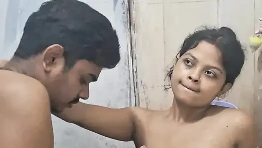 Üvey kız kardeş ve üvey erkek kardeş aynı yatağı ve sert sert sikişiyor