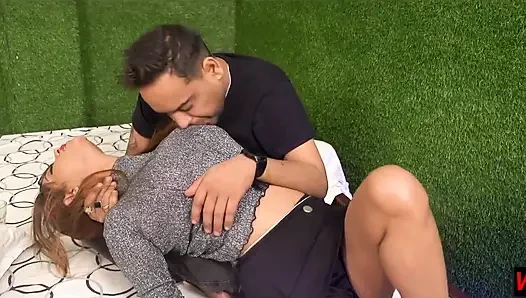 Yaramaz kız arkadaş yeni erkek arkadaşıyla ilk kez seks yapıyor! Hintçe Romantik