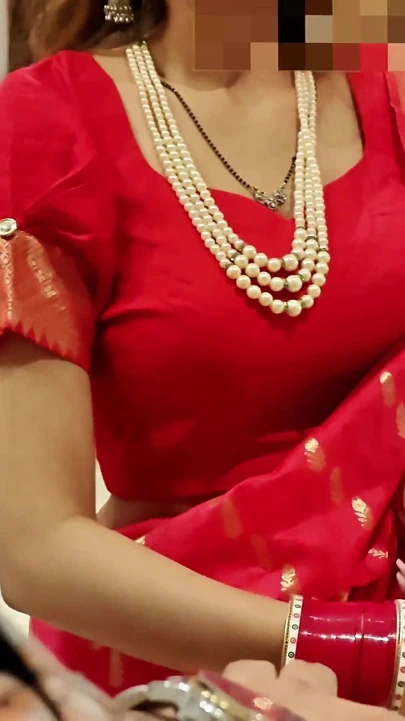 Hintli yeni evli kadın duygularını kontrol edemiyor ve onu kendi yengesiyle seks yapmaya ikna ediyor.