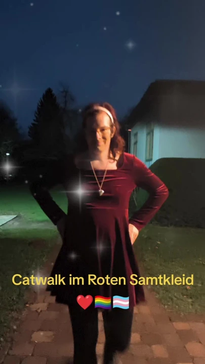 Kırmızı kadife elbiseli yürüyüş.