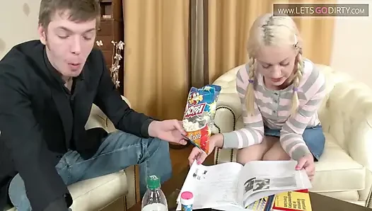 Sarışın genç kız tıknaz bir yarağı emiyor, her iki delikten sikiliyor ve boşalıyor