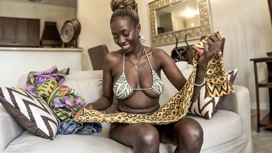 Büyük memeli zenci bikinili model oyuncu seçmelerinde sert ırklararası seks için kandırıyor