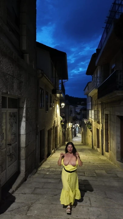 Ateşli orta yaşlı seksi kadın İspanyol sokağında göğüslerini gösteriyor.