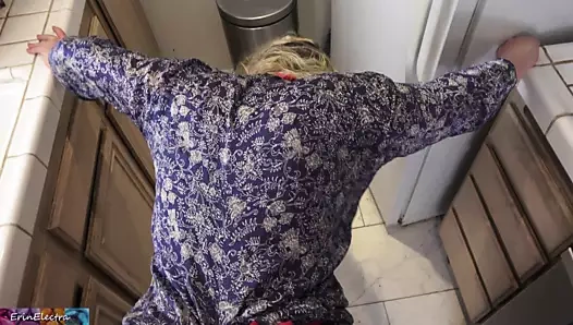 Randevudan önce üvey oğlunu mutfakta sağıyor