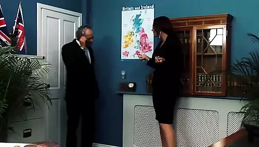 Büyük memeli İngilizler ofiste üçlü grup sekste yaşlı erkekleri emiyor ve sikiyor