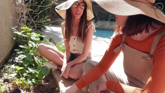 Familystrokes - seksi iç çamaşırlı sevimli minik üvey kız ve ateşli üvey anne üvey babasının büyük yarağını tatmin ediyor