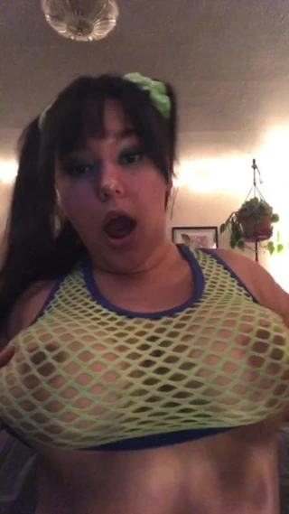 Busty kız memelerini sallayarak seethru