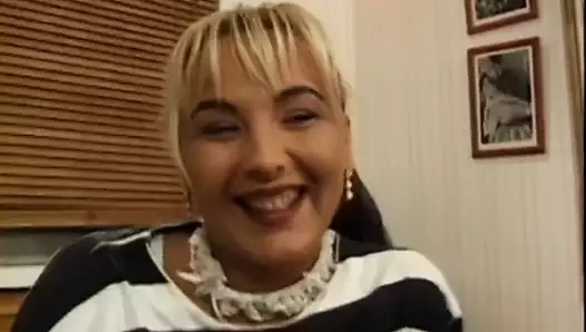 Sevimli amatör bayan gösterileri ona şaşırtıcı çük binicilik becerileri