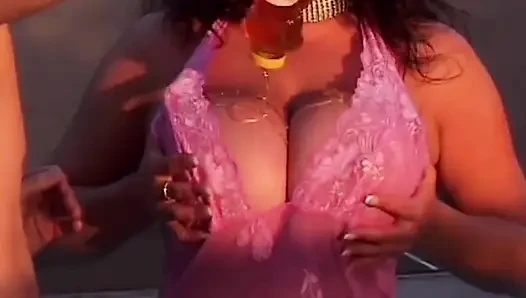 Büyük memeli esmer orta yaşlı seksi kadın göğüslerini dölle kaplıyor