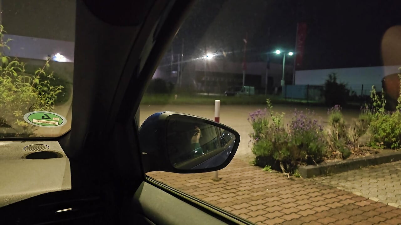Üvey kız kardeş Aldi otoparkında mastürbasyon yapıyor, komşular ne düşünmeli?
