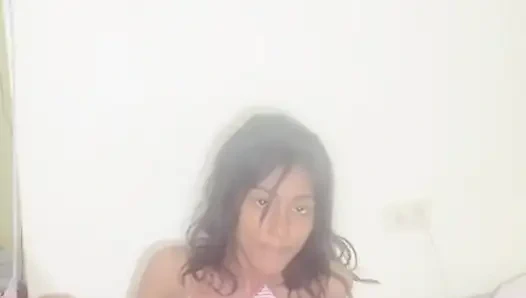 Çok ateşli görünüyor, gel beni gör