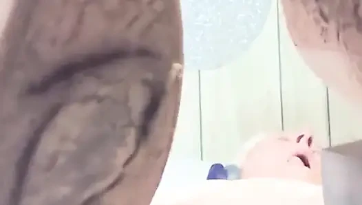 Bu azgın sürtük aklını kaybetmeden önce kaç kez mastürbasyon yapıyor?