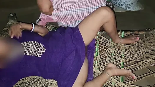Hintli genç kız sert seks hayal ediyor