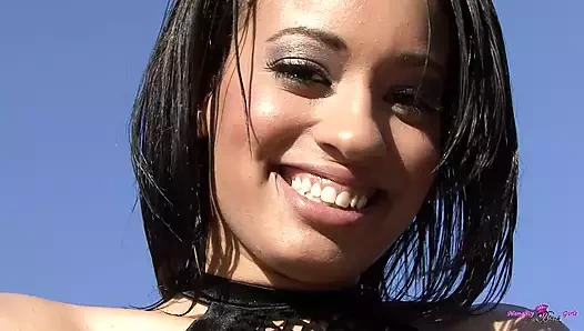 Seksi bikinisi onu kanepede domaltarak sikiyor