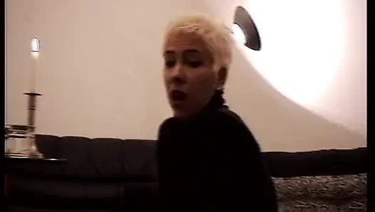 Seksi Alman sarışın oyuncaklarla oynuyor ve azgın çifti sikiyor